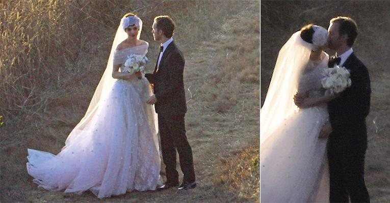 Dias após o estilista Valentino confessar que havia feito seu vestido de noiva, a atriz Anne Hathaway troca juras de amor com o ator e joalheiro diante de 180 vips, em Big Sur, na Califórnia - Splash News