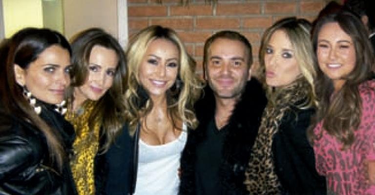 Karina celebra com Fernanda, Melissa, Matheus e Tici - -