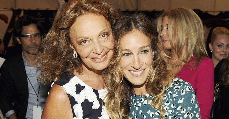 Em Nova York, a festejada estilista Diane von Furstenberg recebe a atriz Sarah Jessica Parker no lançamento de sua coleção. - -