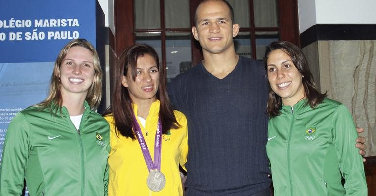 Os atletas Nayara Figueira, do nado sincronizado, Lúcia Teixeira, do judô, Junior Cigano dos Santos, do UFC, e Lara Teixeira, também do nado sincronizado, prestigiam abertura de olimpíadas de escola, na capital paulista. - -