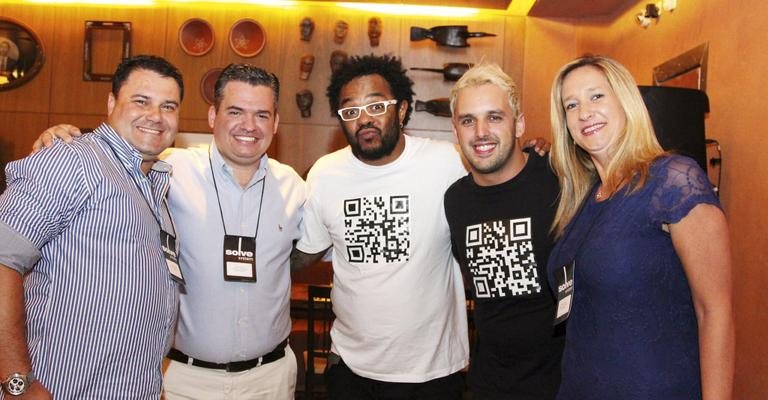 Em dia de estreitar relações entre clientes, Paulo Bastos e Fábio Cardoso prestigiam o stand-up de Marcelo Marrom e Rodrigo Capella, com Andrea Barbosa Rozzetti, em SP. - -