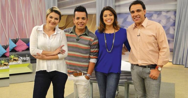 Em SP, Anna Paola Fragni, Marcelo Bandeira, Marisy Idalino e Laerte Vieira comandam programa da TV Gazeta durante férias da apresentadora Regiane Tápias. - -