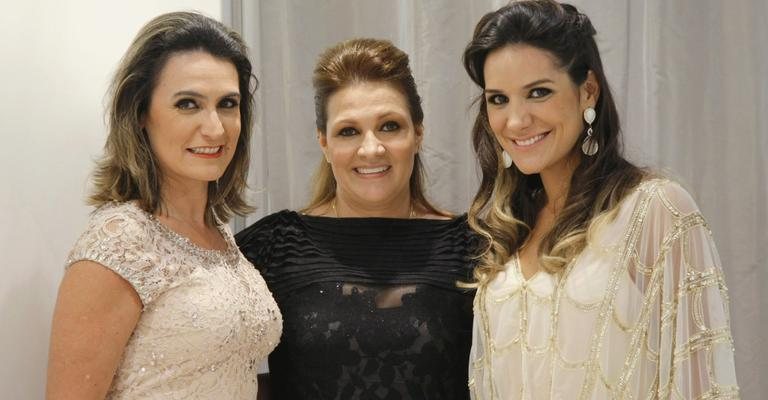 As sócias Cristiana Dias e Ana Paula Silveira, nas pontas, inauguram filial de sua multimarcas de moda noivas, em Brasília, e celebram com Karine Cavalcanti. - -