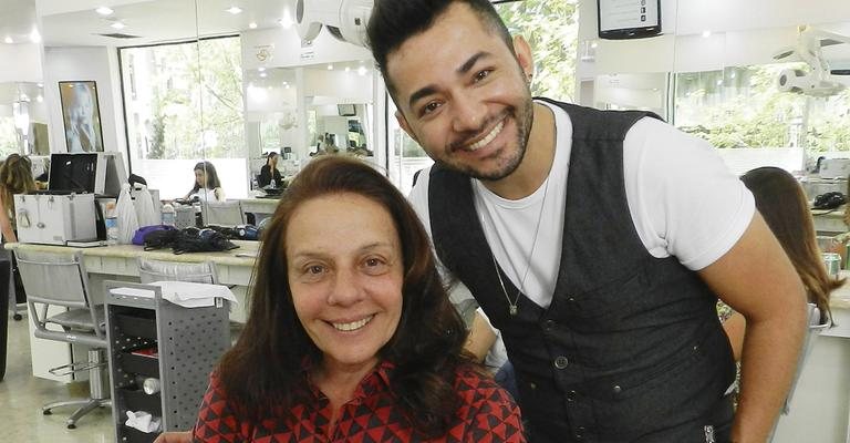 A atriz Rosi Campos muda a cor dos cabelos em salão de SP com Nando Brandão. - -