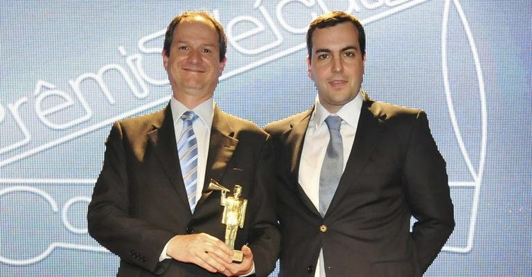 Arnaldo Rosa, diretor de publicidade de CARAS, recebe pela publicação o troféu O Comunicador de Melhor Revista de Celebridades de 2011, no 25º Prêmio Veículos de Comunicação, pilotado por Tiago Ferrentini, da Editora Referência, em São Paulo. Valente, do - -