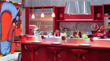 Ambiente monocromático: o vermelho é predominante, mas pequenos detalhes em outras cores criam uma decoração harmoniosa - Divulgação