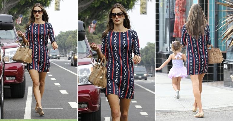 Alessandra Ambrosio se veste com as cores da bandeira dos Estados Unidos, ao buscar filha na escola em Santa Mônica, na Califórnia - The Grosby Group