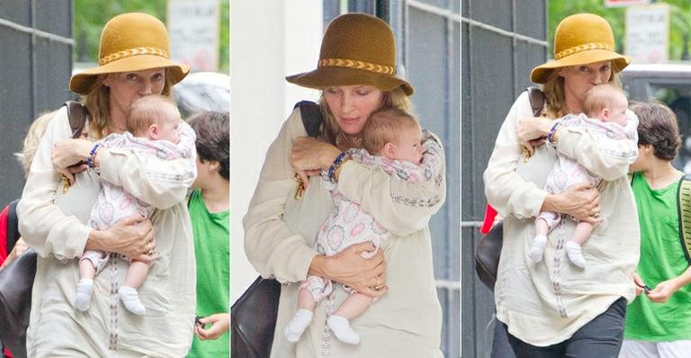 Uma Thurman passeia com a filha recém-nascida por Nova York, Estados Unidos - The Grosby Group