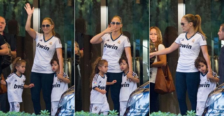 Com camisa do Real Madrid, Jennifer Lopez acena para os fotógrafos na Espanha - The Grosby Group