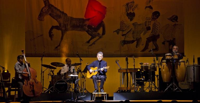 Chico Buarque no espetáculo 'Na Carreira' - Divulgação/Robert Schwenck