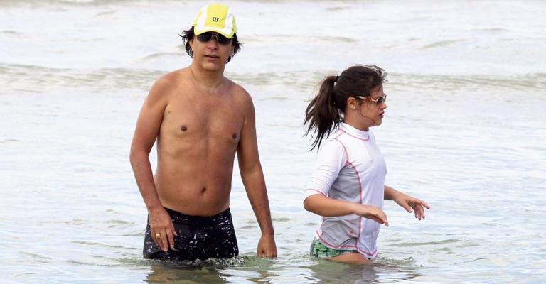 Tom mergulha com a caçula, Maria, no mar de Ipanema, Rio. - -