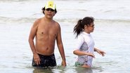 Tom mergulha com a caçula, Maria, no mar de Ipanema, Rio. - -