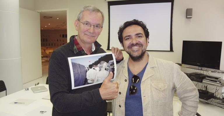 Leo Macias, à direita, prestigia palestra do fotógrafo Martin Parr, em São Paulo. - -