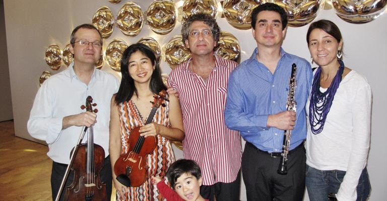 Após belo concerto em SP, os violinistas Ricardo Kubala e Eliane Tokeshi, com o filho, Rafael, o maestro Gil Jardim e o oboísta Alexandre Ficarelli são parabenizados pela produtora Andrea Costa. - -