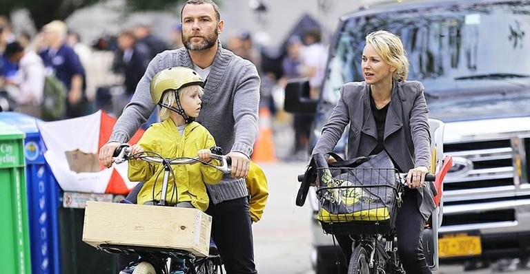 Naomi Watts passeia de bicicleta com o amado e os herdeiros por Nova York, Estados Unidos - Splash News splashnews.com