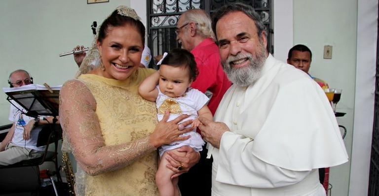 Fafá de Belém com a neta, Laura, e o Padre Antônio Maria - FotoRioNews