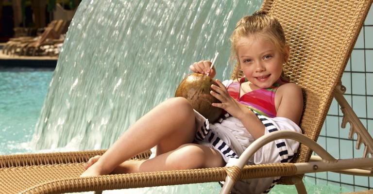 Em Campinas, interior de SP, Duda se refresca à beira da piscina. - Gabriel Chiarastelli