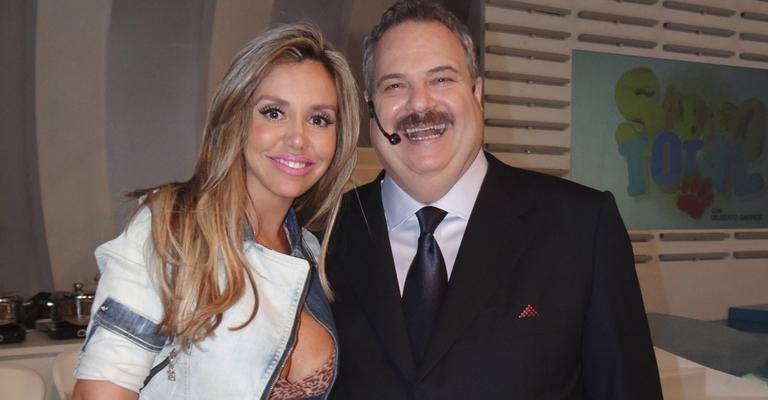 A bela Renata Banhara vai à atração de Gilberto Barros, na RedeTV!, na Grande SP. - -