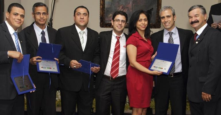 Os compradores Walmir Bastos, Jorge Miranda, José Bispo, junto à Sonia Pratti, recebem placa das mãos de Nilton Cunha (ao centro), Ricardo Marques e Antônio Xavier, em bufê paulistano. - -