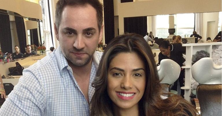 Em SP, o hair stylist Bruno Di Maglio muda visual da bela Flávia Noronha, da RedeTV!. - -