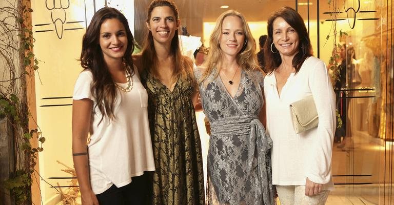 Em São Paulo, Renata Vanzetto e Silvia Camargo (nas pontas) conferem coleção da designer de joias Elisa Stecca em parceria com a estilista Cecilia Echenique. - -