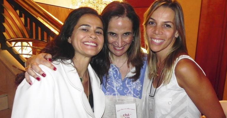 Regina Helou, ao centro, prestigia as amigas Bia Romano e Regininha Moraes Waib, que organizam bingo beneficente em prol das obras assistenciais da saudosa Dona Filhinha, em bufê paulistano. - -