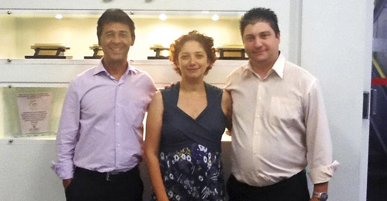 Equipe reunida da Gráfica da Abril, em São Paulo: o diretor de Atendimento Gráfico, Carlos Orlando Barbosa, a coordenadora de Processos Gráficos Sênior, Adriane de Azevedo, e o gerente de Produtos Gráficos, Nilson Matias Junior. - -