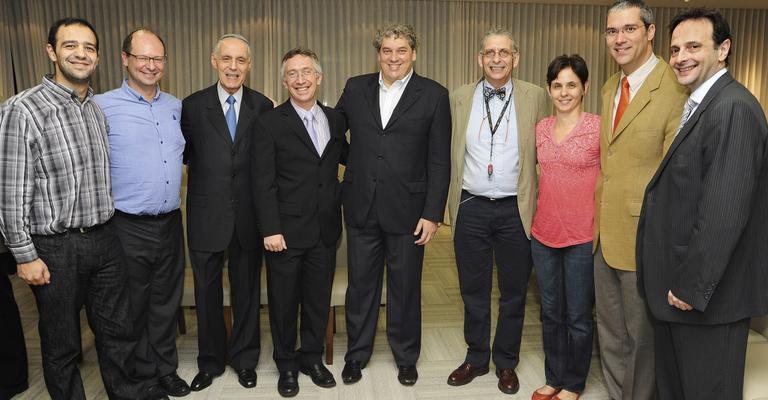 Zvi Bekerman, da Univ. Hebraica de Jerusalém, de gravata borboleta, faz palestra em evento com Yonatan Szewkis, Uri Lam, Jayme Blay, Ruben Sternschein, Adrian Gottfried, Luciana Pajecki, Michel Schlesinger e Yehuda Gitelman, em SP. - -