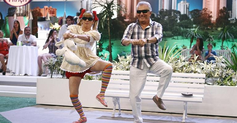 Nina ensina Carlos Alberto de Nóbrega a dançar ‘Gangnam Style’ no ‘A Praça é Nossa’ - Roberto Nemanis/SBT