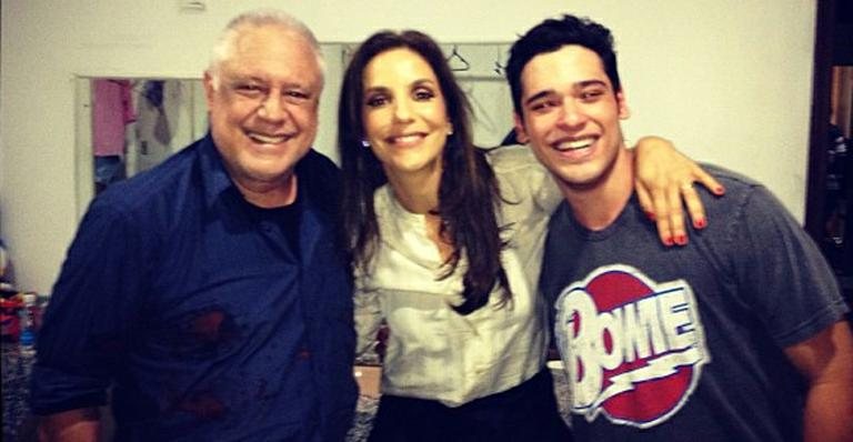 Ivete Sangalo parabeniza Antonio Fagundes e Bruno no camarim da peça 'Vermelho' - Reprodução/Twitter