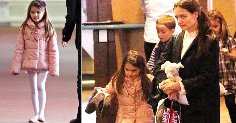 Suri Cruise em dia de boliche ao lado da mãe, Katie Holmes - Splash News