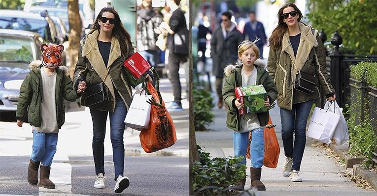 A atriz e filha do roqueiro Steven Tyler caminha pelo bairro de Chelsea com o único herdeiro. Sapeca, Milo não espera pelo Dia das Bruxas para usar a máscara nova de tigre. - Slpash News