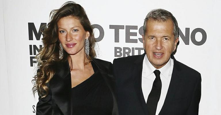 Grávida do segundo filho, Gisele Bündchen confere mostra do amigo Testino, em Boston, onde  ive com o clã. - The Grosby Group