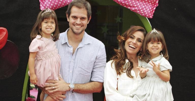 O casal Leonardo Nogueira e Giovanna chega com Sofia e Antonia. - Marcello Sá Barreto