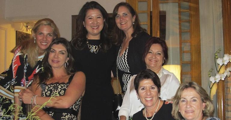 A elegante Neusa Miguel recebe Leila Schuster, Selma Sano Kawano, Maria Ignez Martins, Sandra Cortes, Adriana Salles e Imaculada de Lucca em jantar na sua residência, em São Paulo. - -