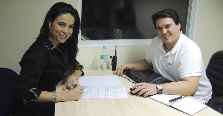 Em SP, Adriana Ferrari assina contrato com o diretor artístico Ricardo Di Giácomo para apresentar o programa Radar, do canal virtual JustTV. - -