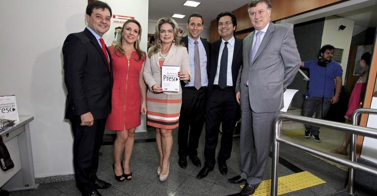 O advogado Paulo Iasz de Morais ganha parabéns da mulher, Márcia Morais, e de Liliane Ventura, Fernando Capez, Sergei Cobra e Marcos da Costa por sua obra Monitoramento Eletrônico de Preso, na capital paulista. - -