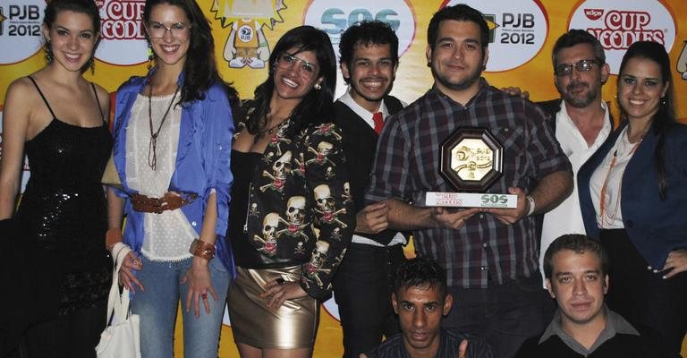 As irmãs Stella e Gabriela Portieri, Carol Mafra, Danilo Miniquelli, Leandro Galor, Mauricio Spina, Erica Correia e, agachados, Jô de Souza e Cal Titanero, todos da Cia. Loucos do Tarô, comemoram láurea na categoria Teatro, em SP. - -