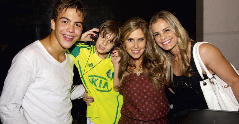 Ronald comanda o som da festa de 8 anos de Felipe, filho de Gabriela Pasqualin, apresentadora da RedeTV!, com presença de sua mãe, Milene Domingues, SP. - -