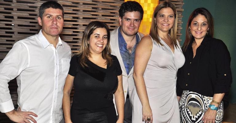 Marcos Dini e sua eleita, Valéria Beer, ladeados pelo casal Ricardo e Shislei Blanco e Claudia Awada, brindam ao primeiro ano de showroom de sua grife de tecidos decorativos, em SP. - -