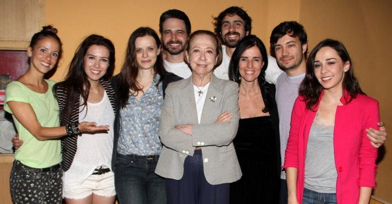 Fernanda Montenegro posa com o elenco de 'O Desaparecimento do Elefante' - Daniel Delmiro / AgNews