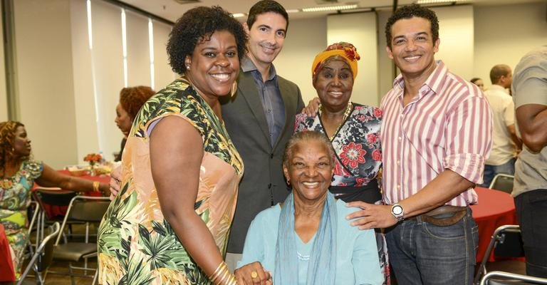 Chica Xavier entre Cacau Protásio Marco Simões, vice-presidente da Coca-Cola Brasil, Marina Miranda e Déo Garcez - Paulo Mumia