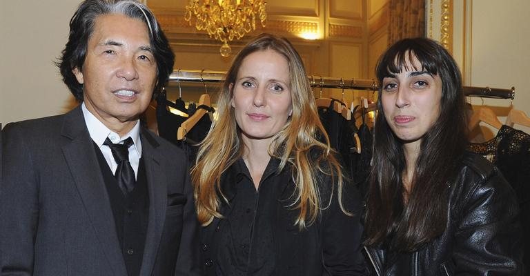 Kenzo Takada parabeniza as designers Annelie Augustin e Odély Teboul por prêmio de moda em Paris, França. - -