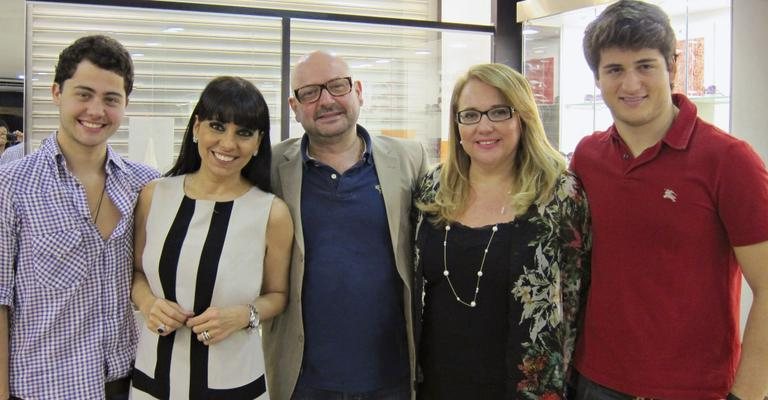 Com o filho, Felipe, e a mulher, Deborah, o designer óptico paulistano Francisco Ventura ministra palestra sobre estilo para empresários do  ramo e, com o clã, é recebido por Luiziane Fernandes e Omar Macedo, em Fortaleza. - -