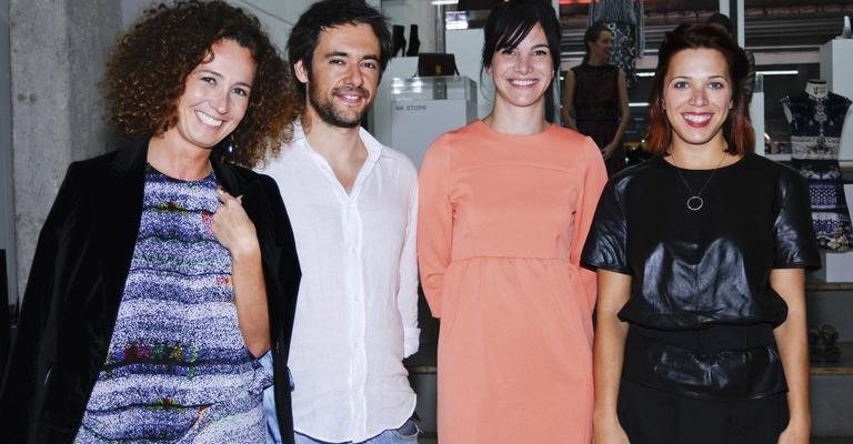 A gerente de comunicação Daniely Von Atzingen, o diretor Daniel Funis, a stylist Cecilia Maresca e a diretora de projetos internacionais Daniela Cecilio lançam em SP coleções de e-commerce de luxo em coquetel com mostra de looks montados por Cecilia. - -