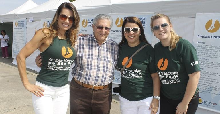 A apresentadora Solange Frazão prestigia evento sobre prevenção com Adnan Neser, pres. da Sociedade Brasileira de Angiologia e de Cirurgia Vascular Regional SP, e as executivas Márcia Castelo Branco e Thaís Barreto, SP. - -