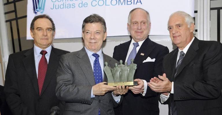 Presidente da Colômbia, Juan Manuel Santos, à frente, recebe o Prêmio Shalom de Eduardo Moreno, presidente das comunidades judaicas da Colômbia, de Ronald Lauder, presidente do Congresso Judaico Mundial, e de Jack Terpins, pres. do Congresso Judaico - -