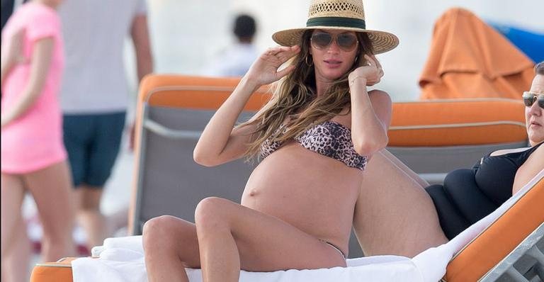 Gisele Bündchen curte praia em Miami e exibe barrigão - Splash News