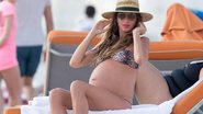 Gisele Bündchen curte praia em Miami e exibe barrigão - Splash News