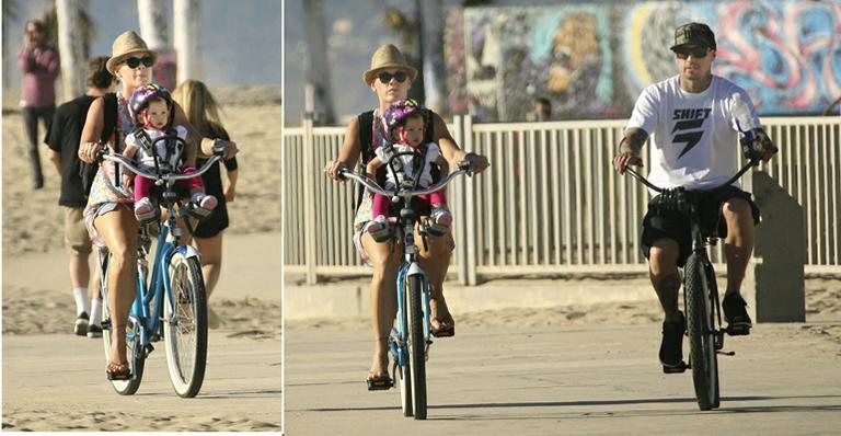 Pink passeia de bicicleta com sua pequena Willow Sage e seu marido, Carey Heart, por Los Angeles - The Grosby Group